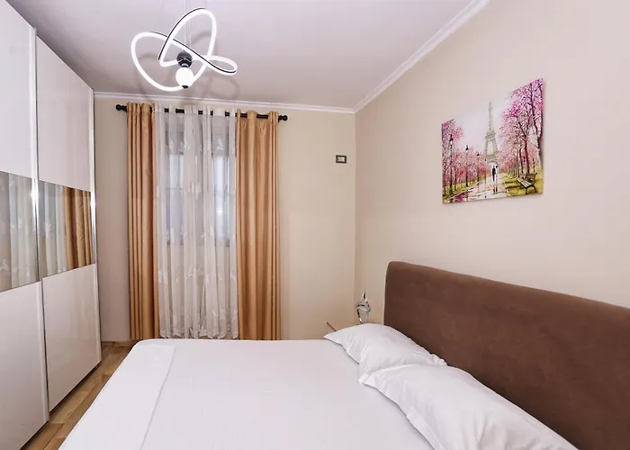 R&b Center * 地拉那