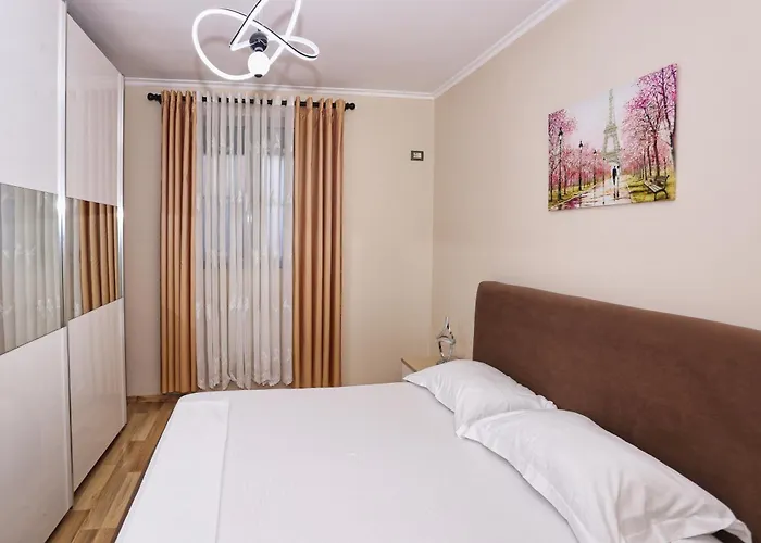 R&b Center * 地拉那